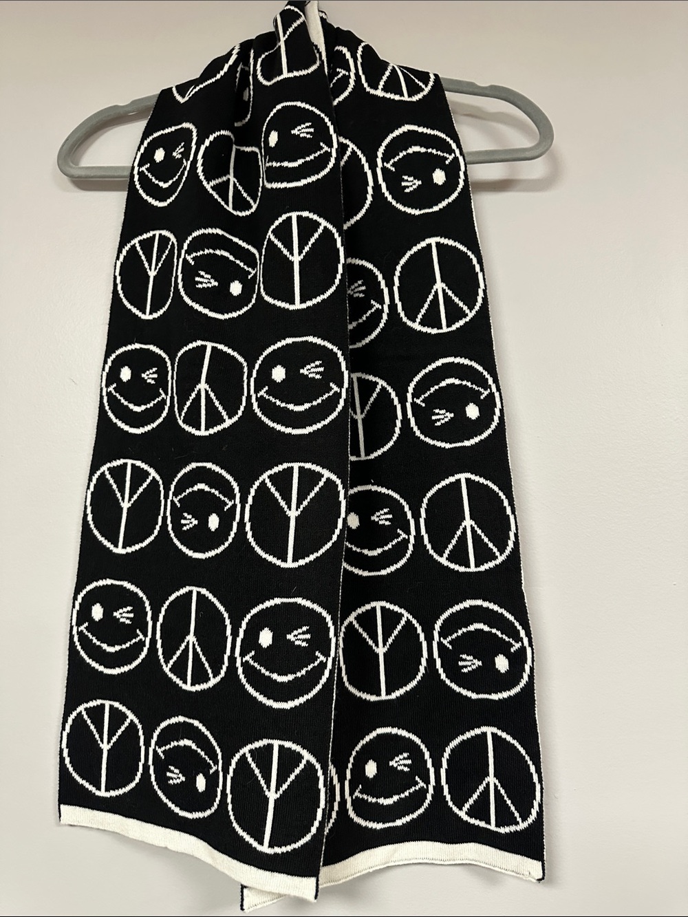 Joe Boxer Black and White EMOJI FACES Reversible Winter Scarf  Unisex